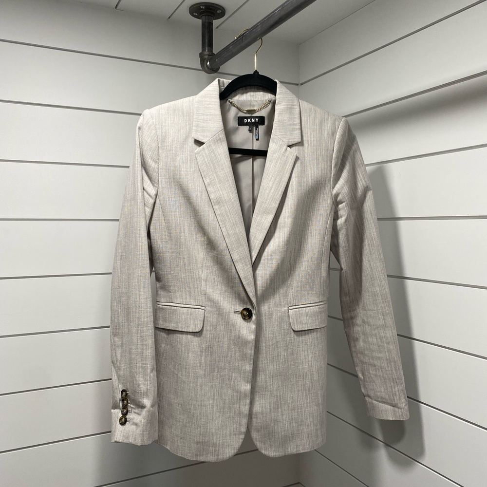 Flattering suit jacket